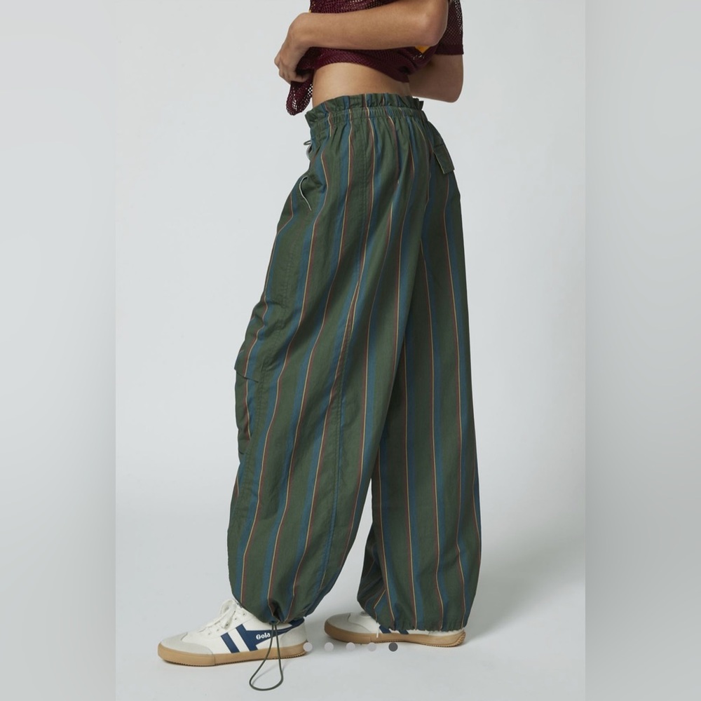 **New** with tag Urban Outfitters 90s cargos! - Picture 4 of 4